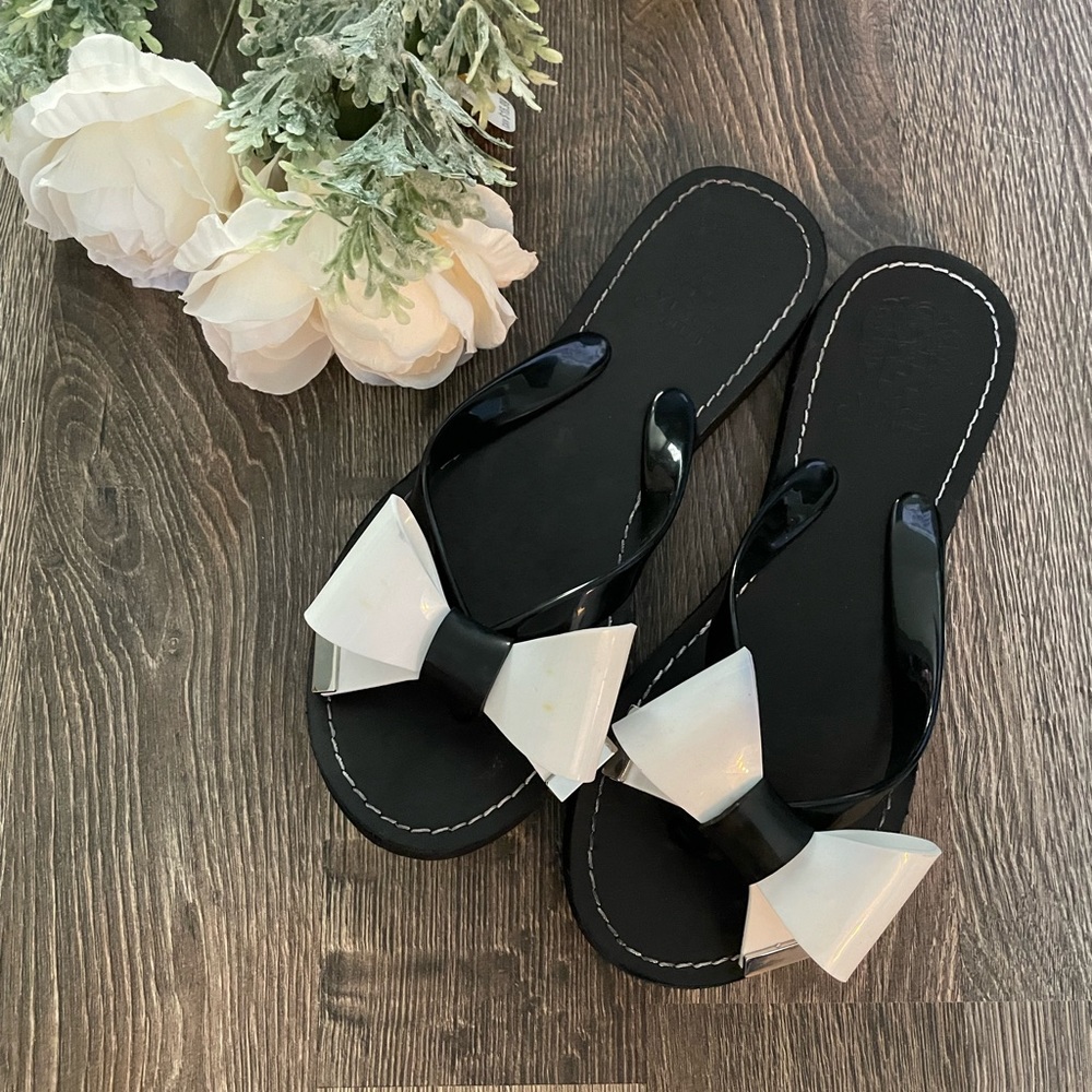 2/$30- Vince Camuto Sandals